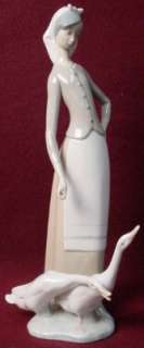 LLADRO Porcelain GIRL WITH GEESE 1035 figurine  