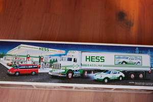 1992 Hess 18 Wheeler & Racer   NIB   Mint condition  