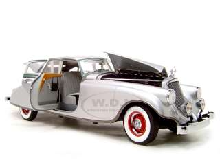 1933 PIERCE ARROW SILVER 1/18 DIECAST MODEL CAR BY SIGNATURE MODELS 
