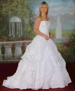Das luxuriöse, einteilige Hochzeitskleid wird aus edlem Taft 