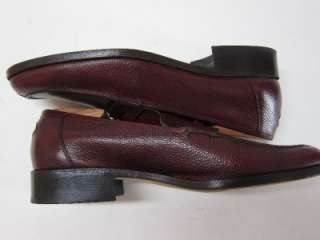   leather in a split toe design timelessly elegant and versatile mn947