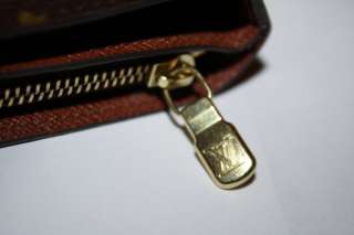 You are bidding on an excellent used Louis Vuitton Zippy Compact 