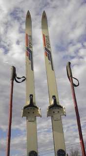 The skis are signed SPORTSCLUB. Measures 81 (205 cm) long. Have 3 
